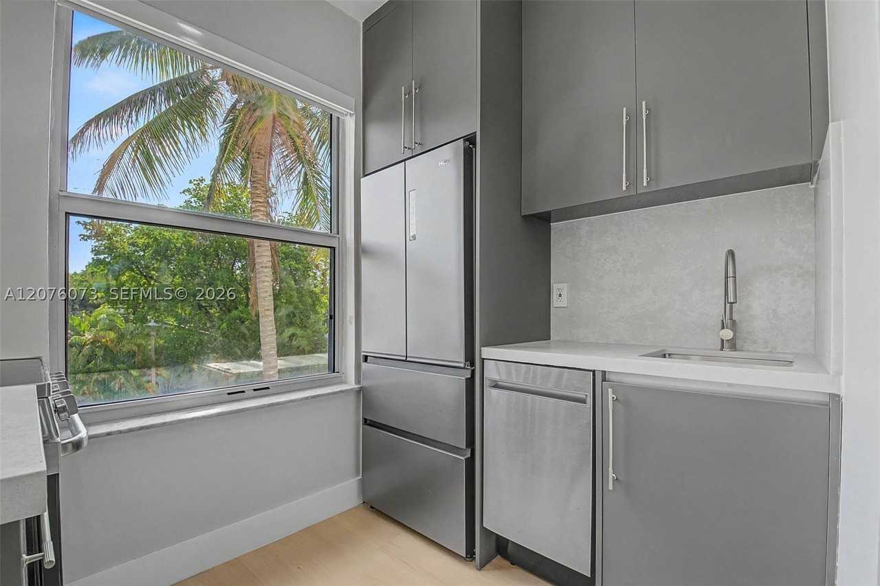 694 Ne 76th St #3 - Photo 3 of 29