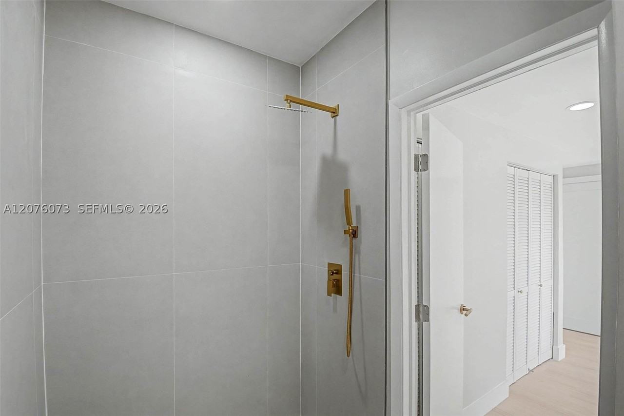 694 Ne 76th St #3 - Photo 5 of 29