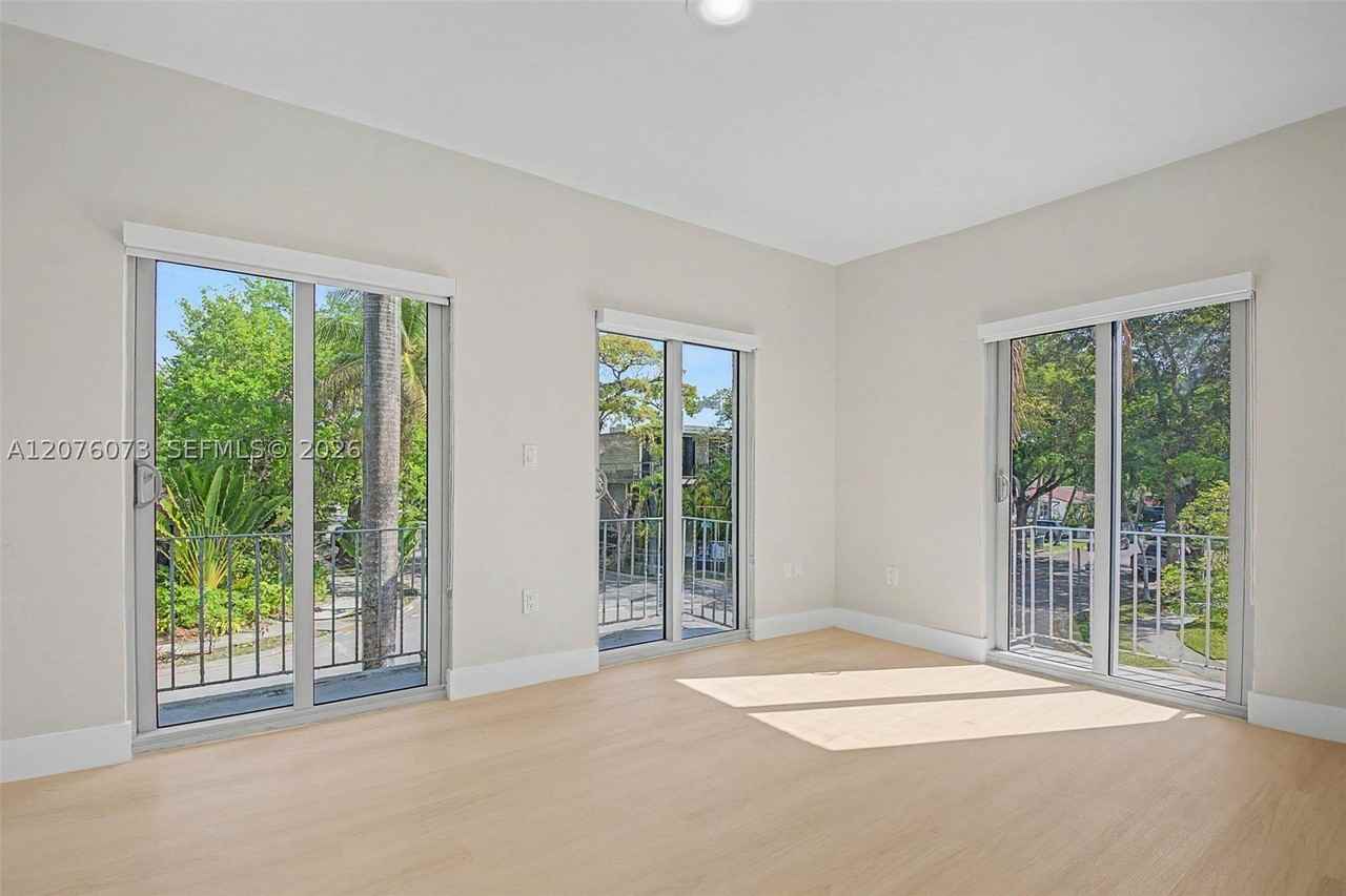 694 Ne 76th St #3 - Photo 6 of 29