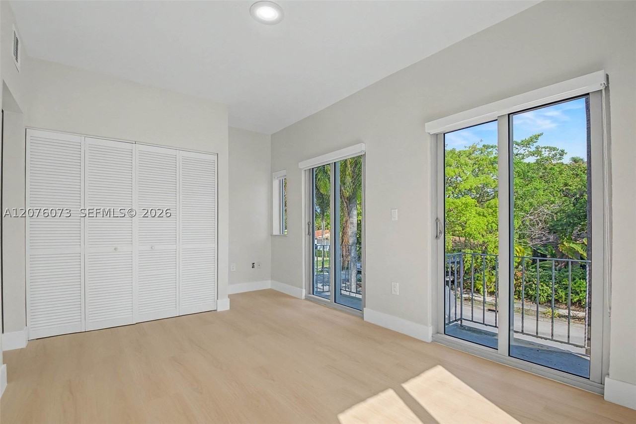 694 Ne 76th St #3 - Photo 7 of 29