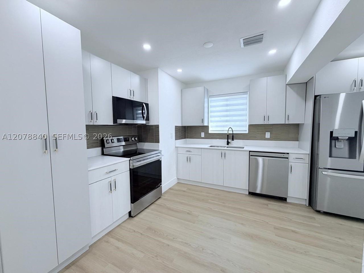 4130 Nw 11th Ave - Photo 6 of 18