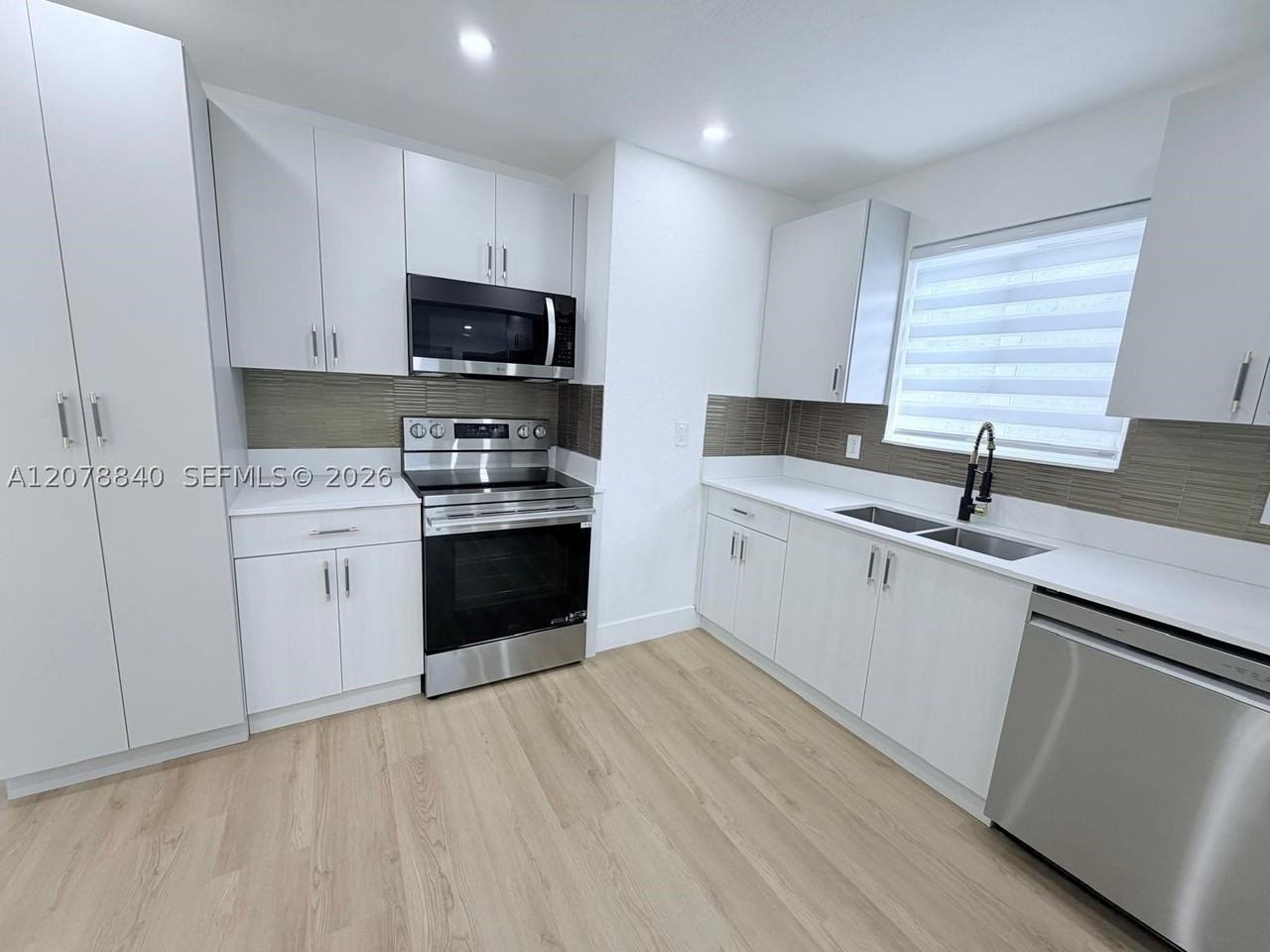 4130 Nw 11th Ave - Photo 7 of 18