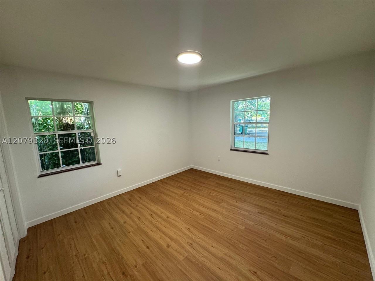 5765 Sw 48th St - Photo 4 of 8