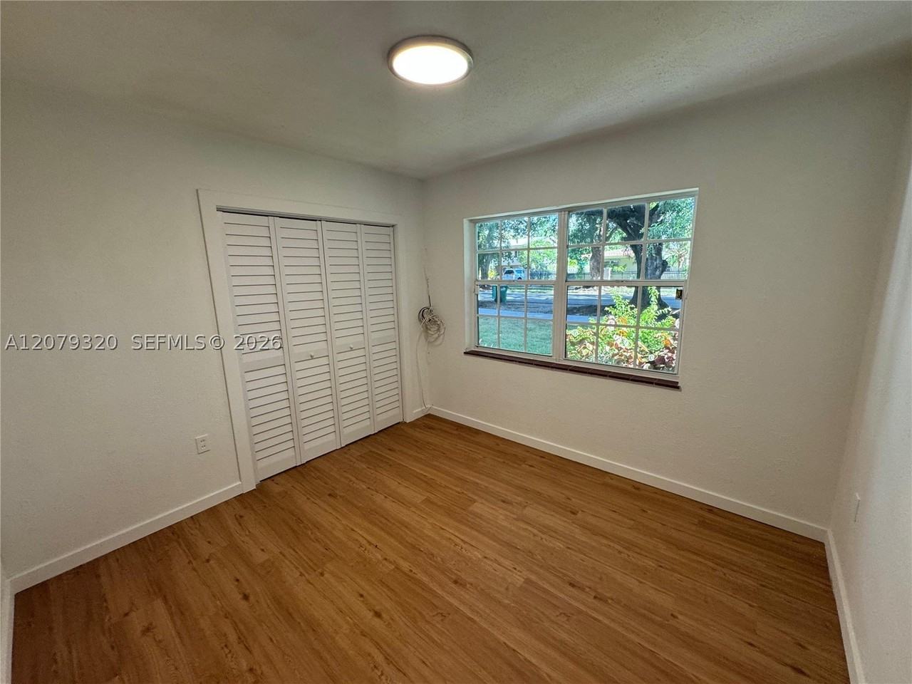 5765 Sw 48th St - Photo 5 of 8