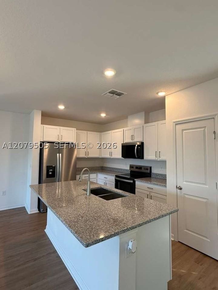 410 Sequoia Dr #410 - Photo 5 of 9