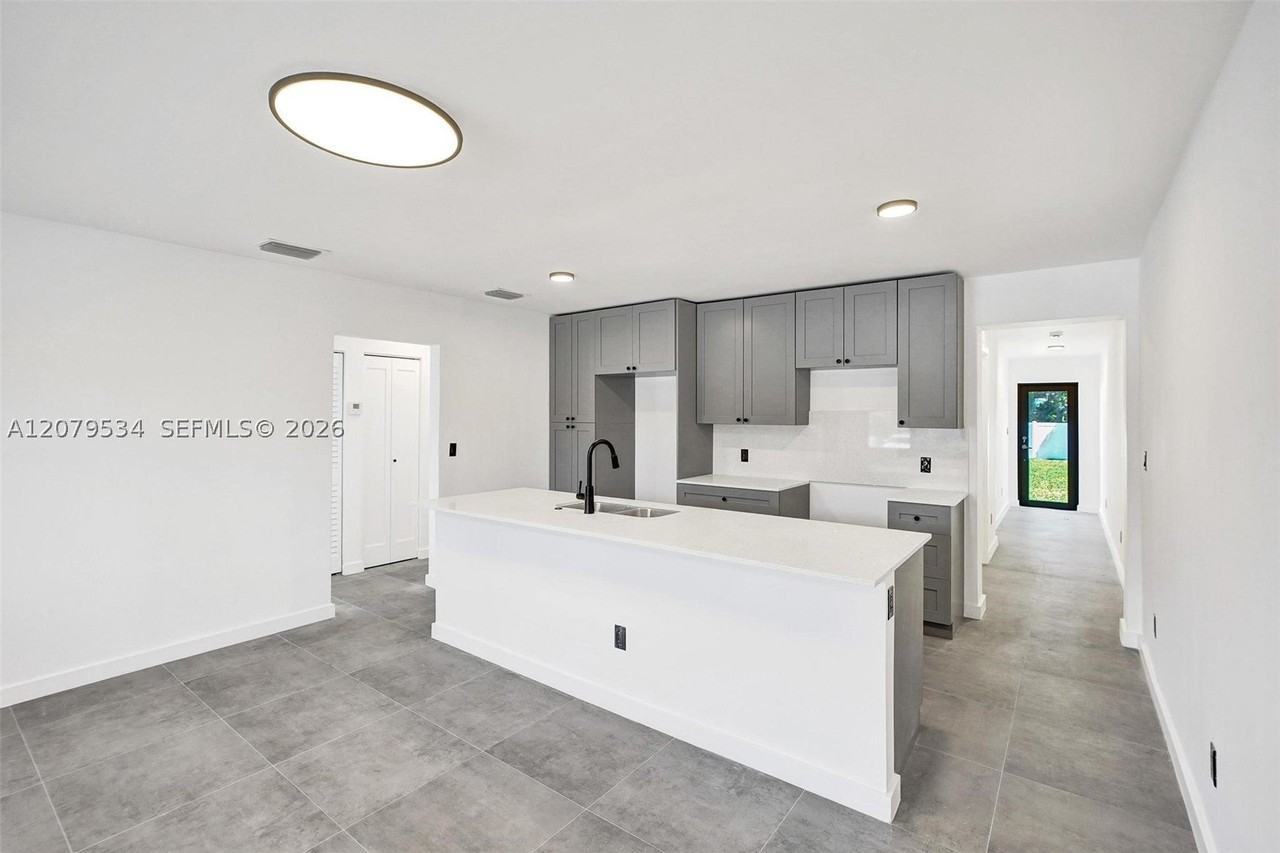 2255 Ne 173rd St #0 - Photo 3 of 19