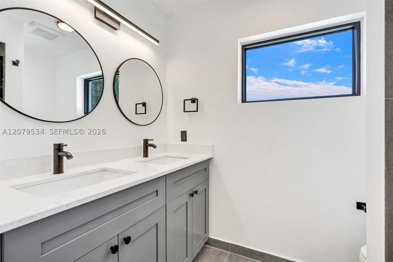 2255 Ne 173rd St #0 - Photo 5 of 19