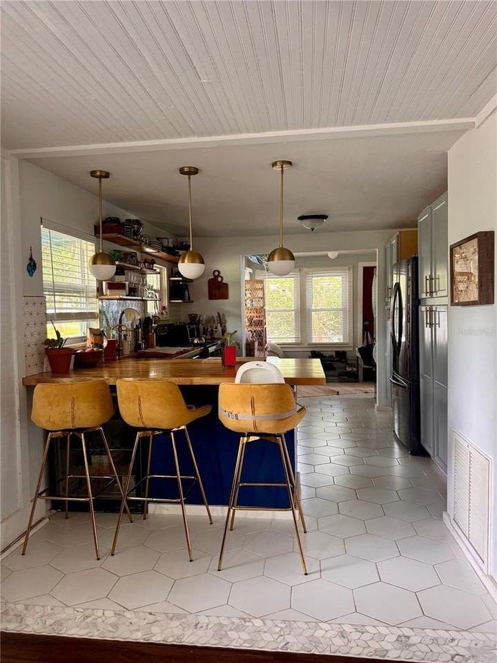 703 Sw 5th St - Photo 2 of 12