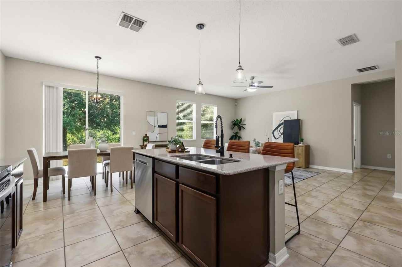215 Lakeshore Dr - Photo 3 of 14
