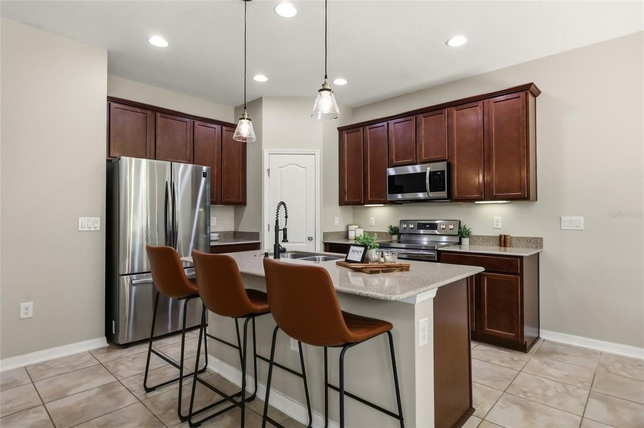 215 Lakeshore Dr - Photo 4 of 14