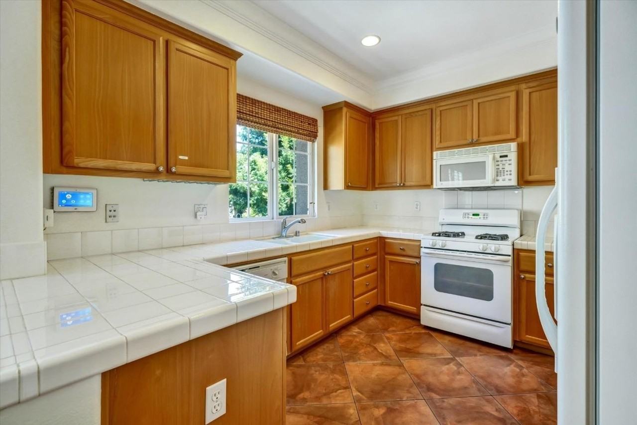 378 Olive Hill Dr - Photo 4 of 37