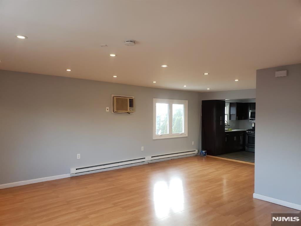 31 Plauderville Ave 2nd Fl - Photo 4 of 21