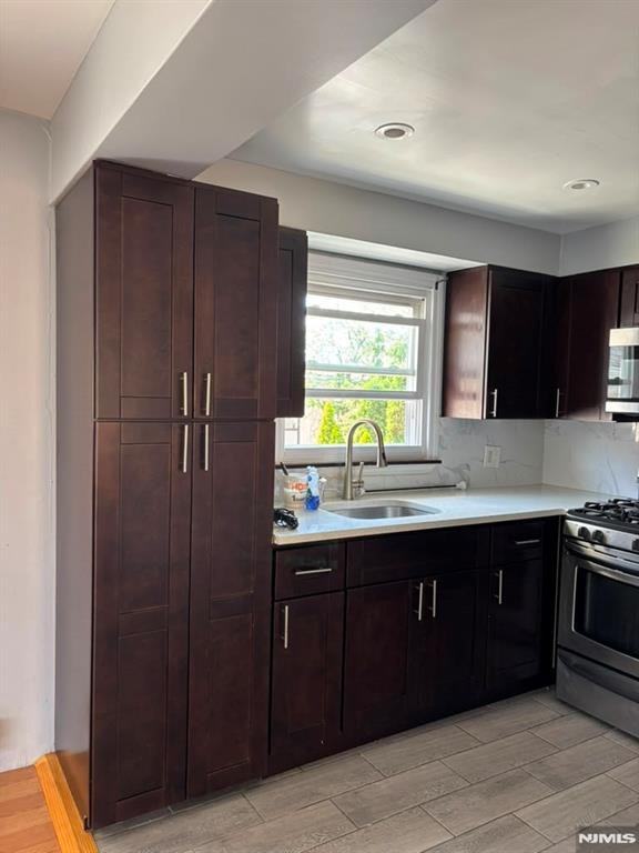 31 Plauderville Ave 2nd Fl - Photo 6 of 21