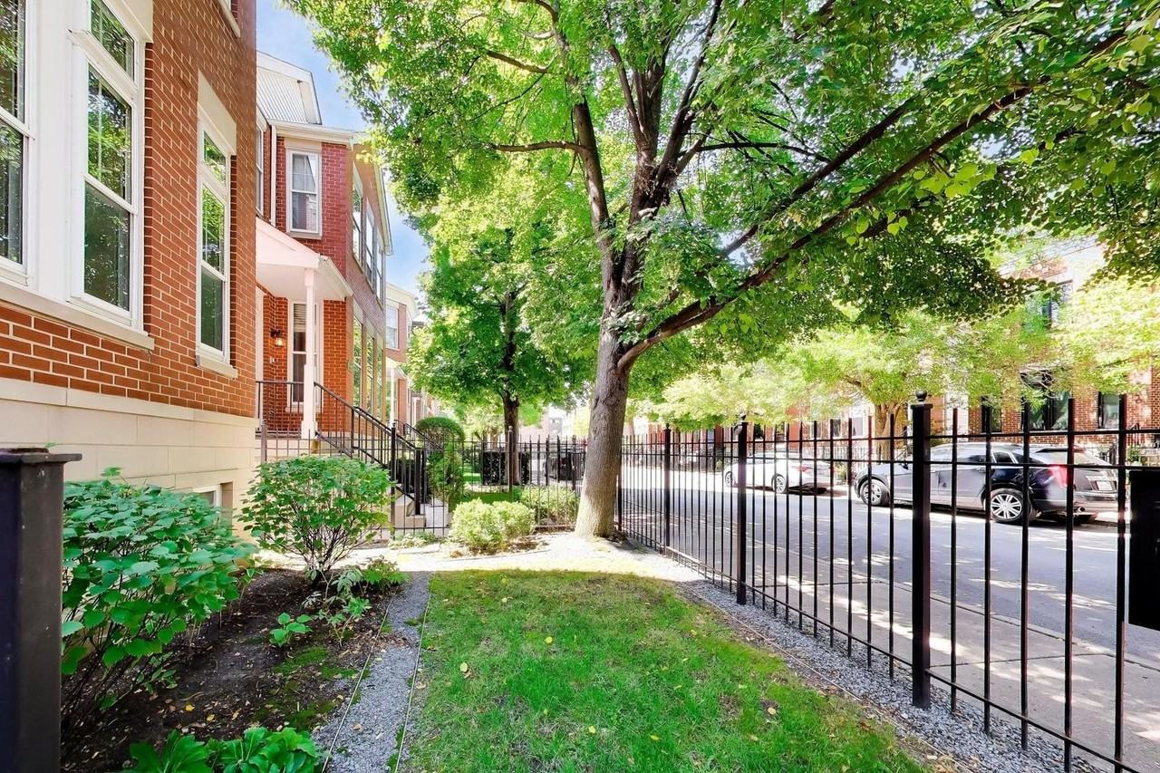 329 W Goethe St - Photo 2 of 47