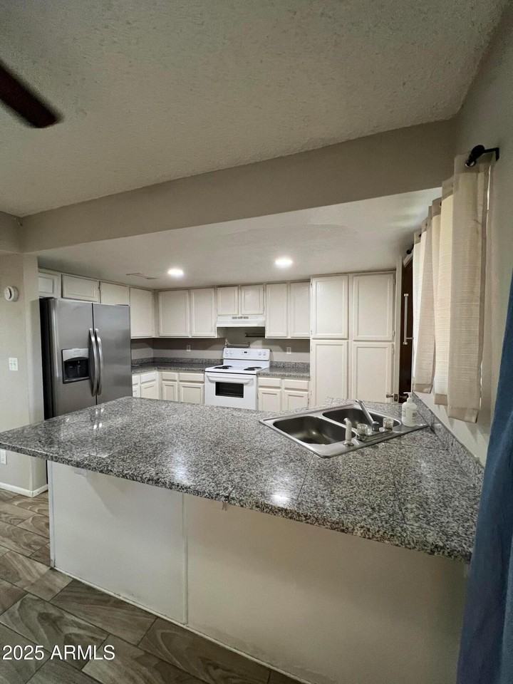 5819 N 59th Dr - Photo 3 of 27