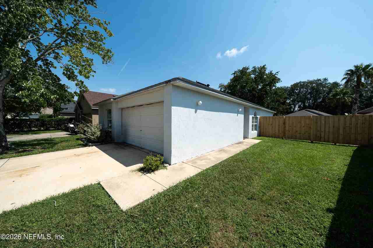 8451 Oak Crossing Dr W - Photo 3 of 32
