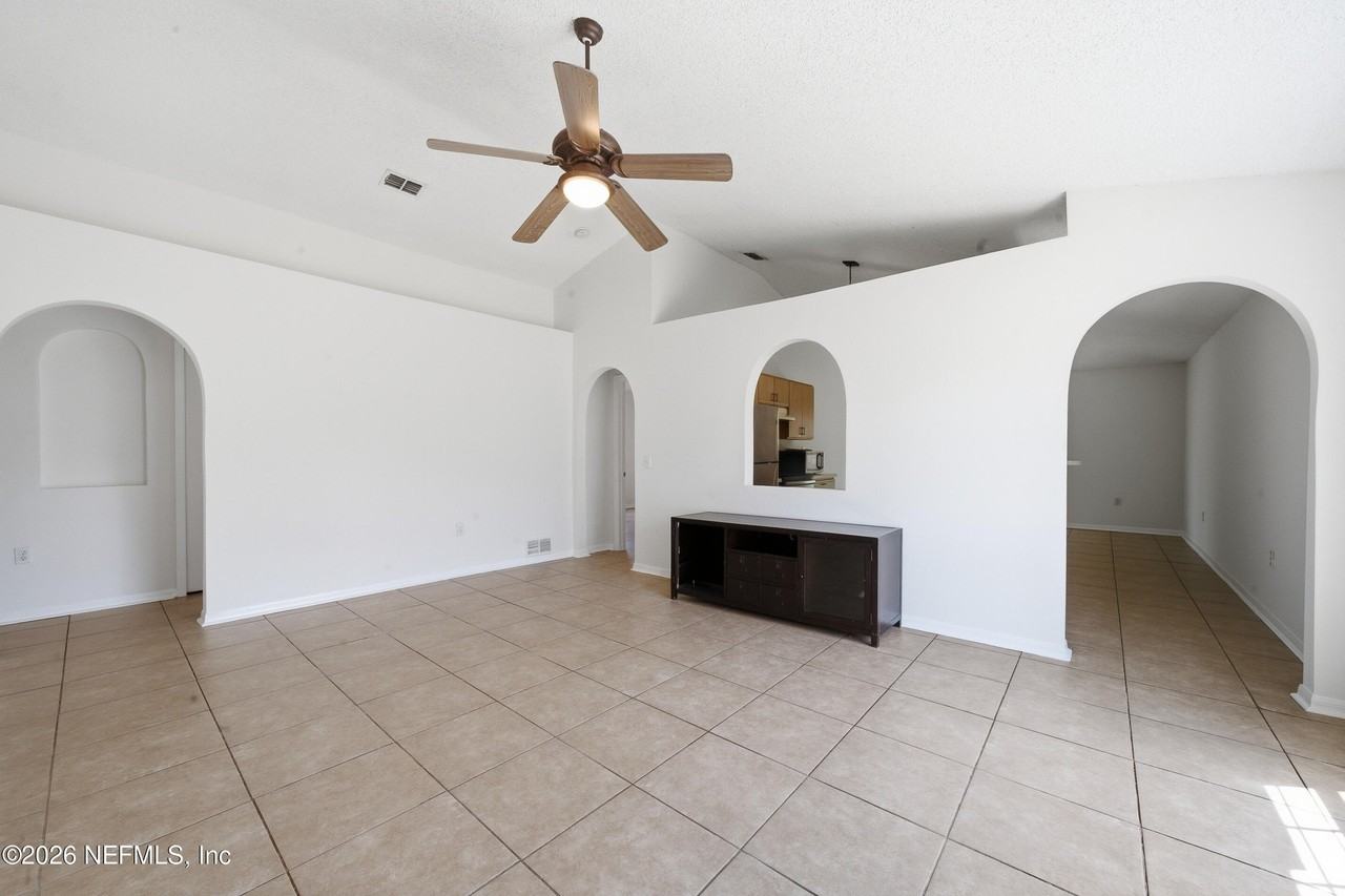 8451 Oak Crossing Dr W - Photo 4 of 32