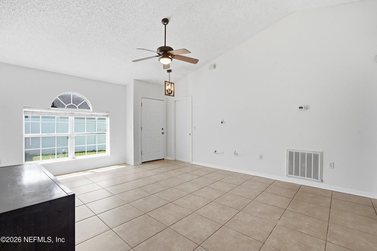 8451 Oak Crossing Dr W - Photo 5 of 32