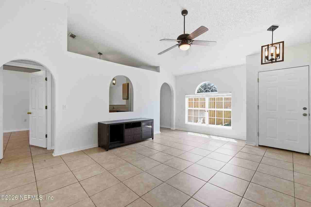 8451 Oak Crossing Dr W - Photo 6 of 32