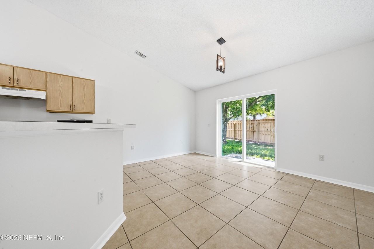 8451 Oak Crossing Dr W - Photo 7 of 32
