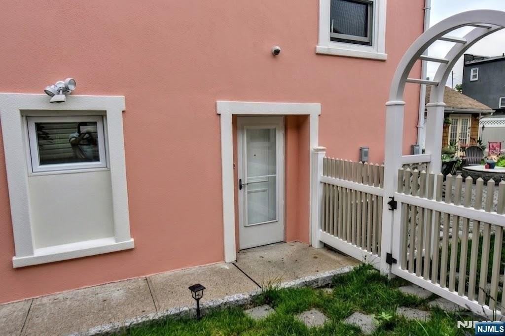112 Pink St - Photo 2 of 12