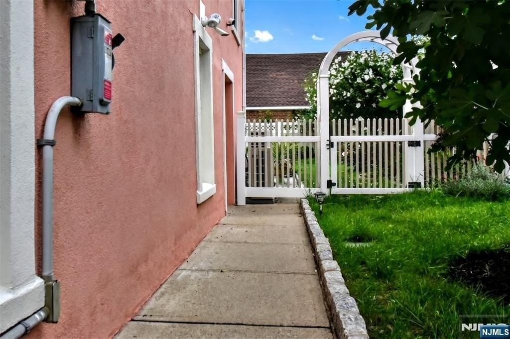 112 Pink St - Photo 3 of 12