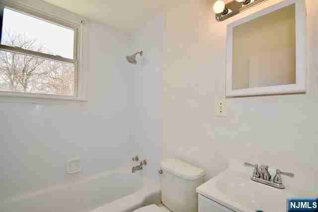 178 Washington St #B - Photo 5 of 6