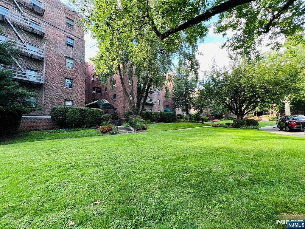 2333 Hudson Ter #D4 - Photo 2 of 11