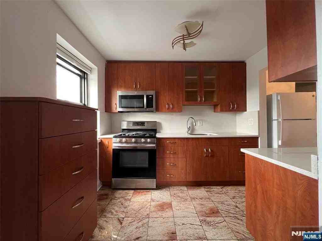 2333 Hudson Ter #D4 - Photo 4 of 11