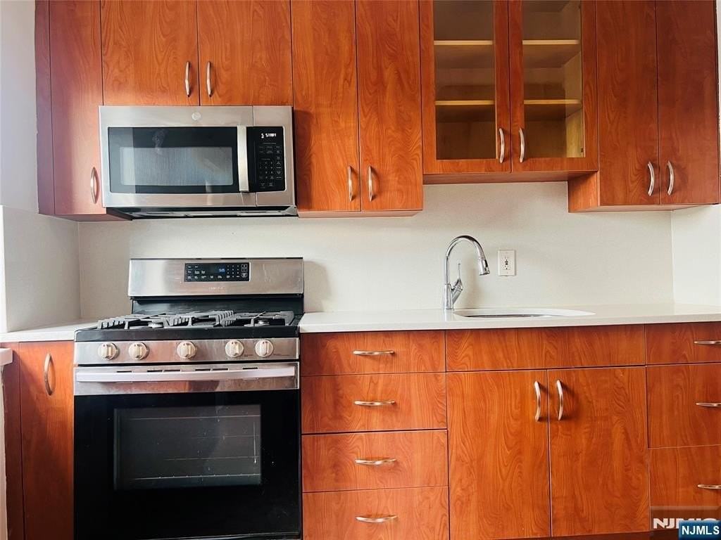 2333 Hudson Ter #D4 - Photo 6 of 11