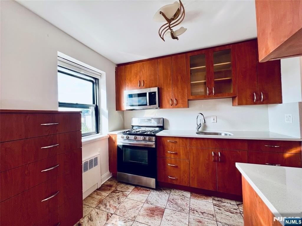 2333 Hudson Ter #D4 - Photo 7 of 11
