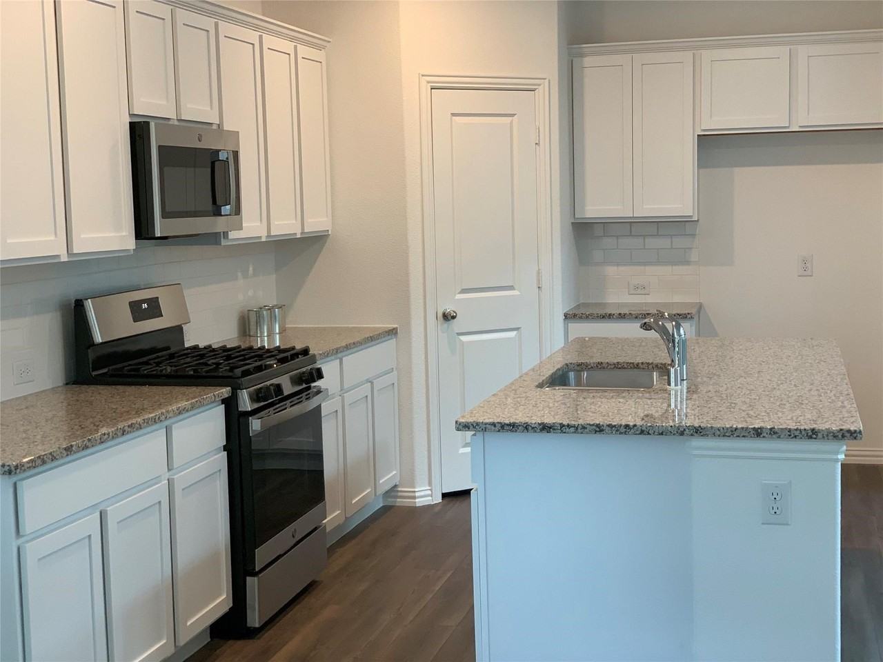 5414 Riverwalk Pkwy - Photo 2 of 17