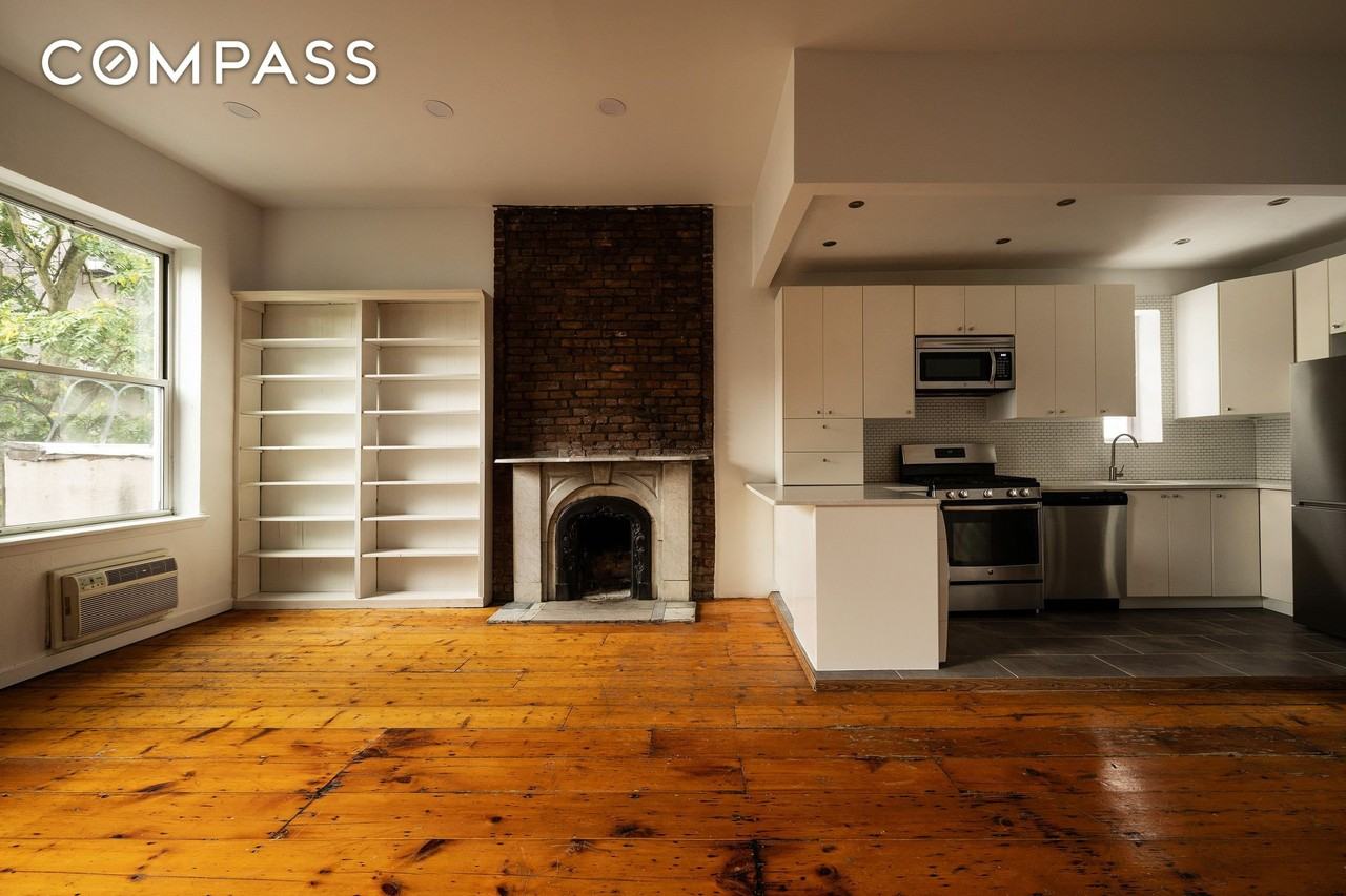 210 E 11th St #3 - Photo 4 of 13