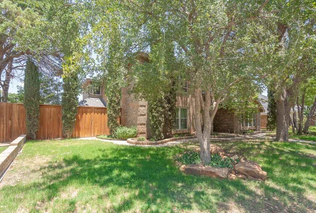 1822 Dukes Dr - Photo 3 of 50