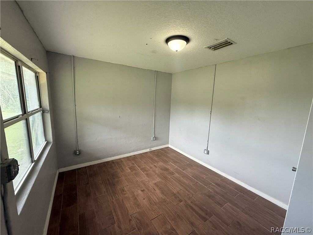 917 Zephyr St - Photo 5 of 17