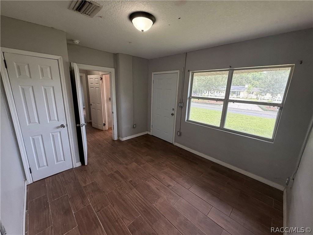 917 Zephyr St - Photo 6 of 17