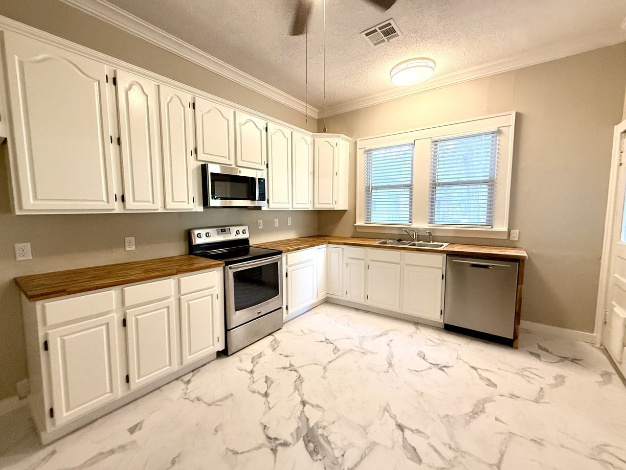 817 C St Se #1 - Photo 3 of 46