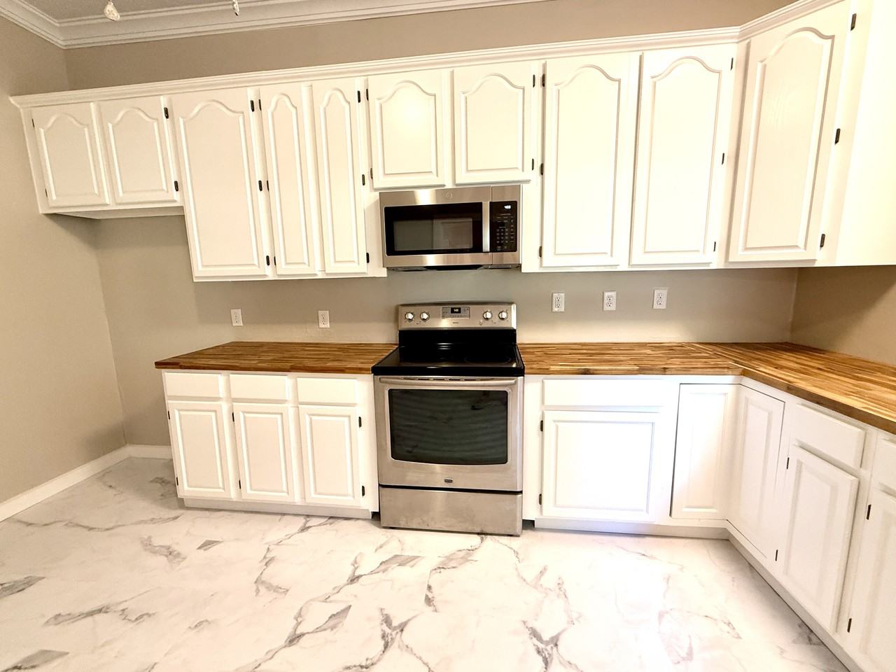 817 C St Se #1 - Photo 4 of 46