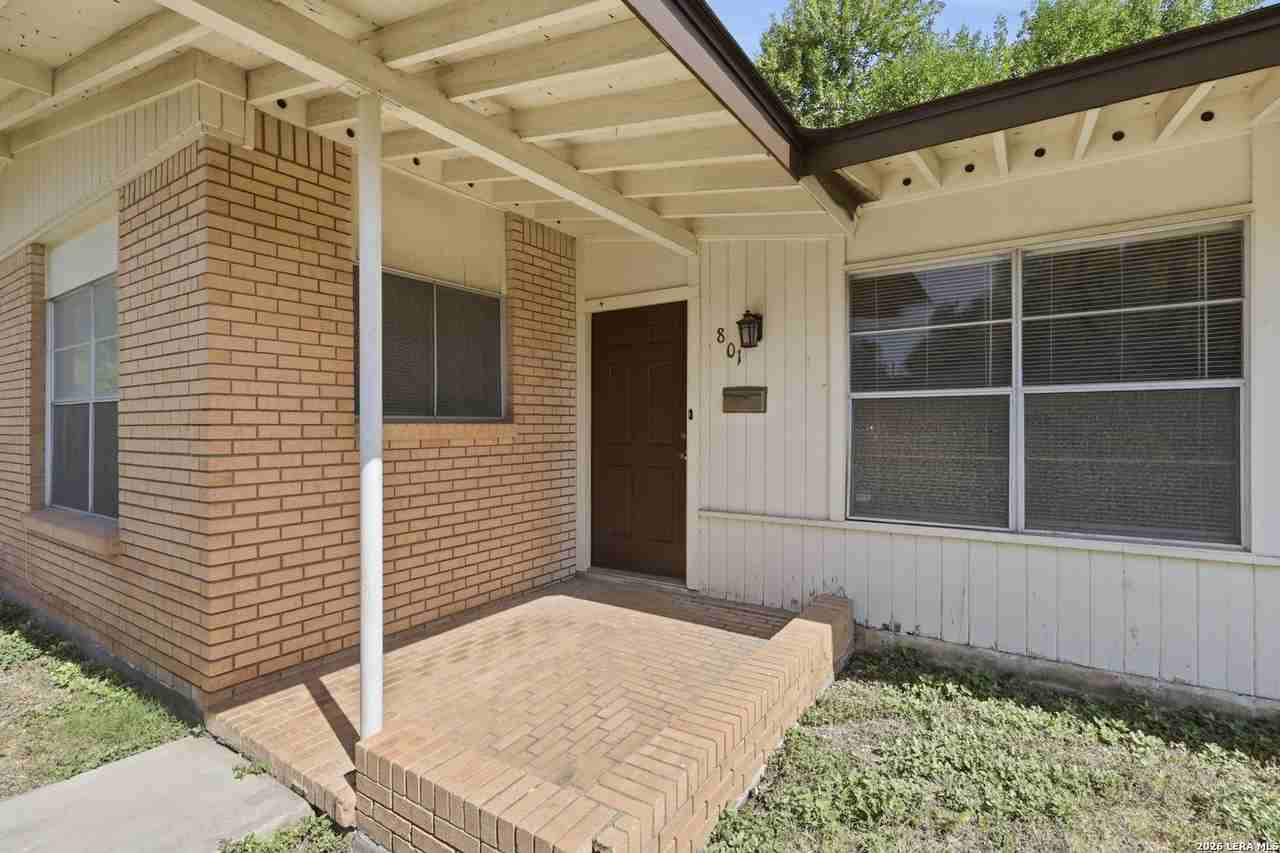 801 Oblate Dr - Photo 2 of 25