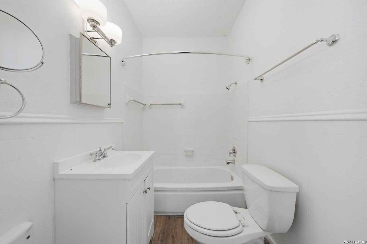 141 E Woodlawn Ave #2 - Photo 4 of 10
