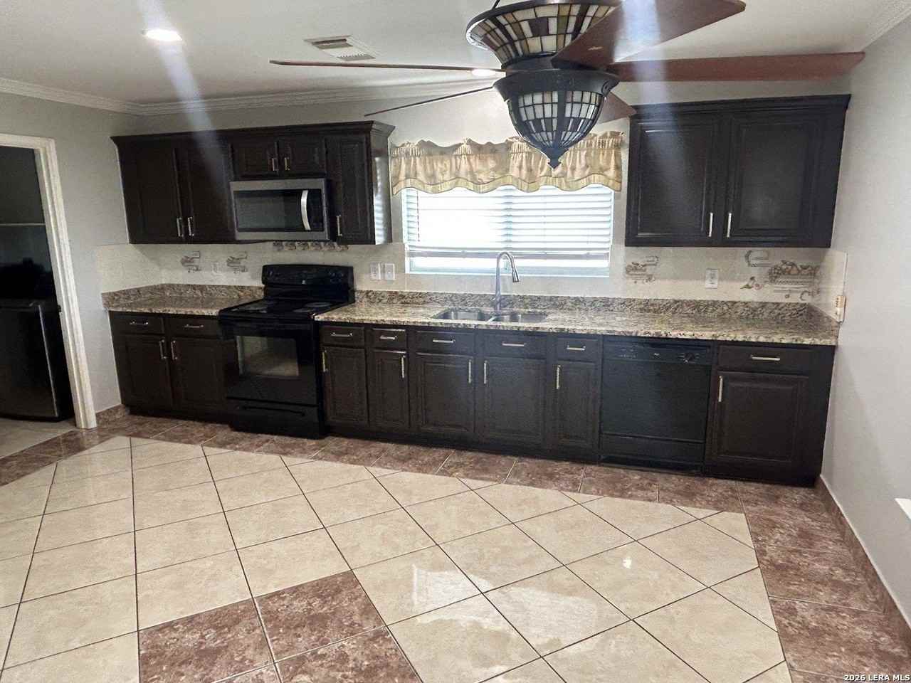 14606 Mountainside Rdg - Photo 4 of 27