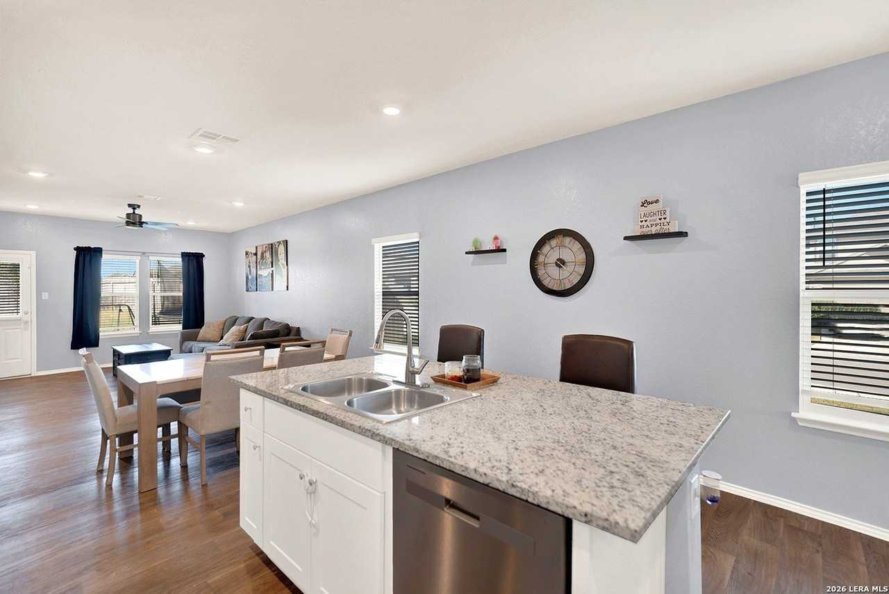 4347 Lake Ritter St - Photo 6 of 40