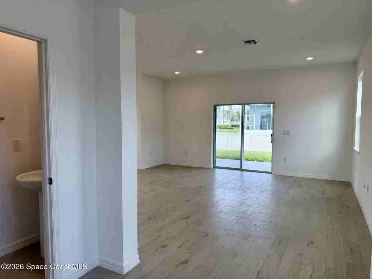 856 Castleford Ave Ne - Photo 2 of 20