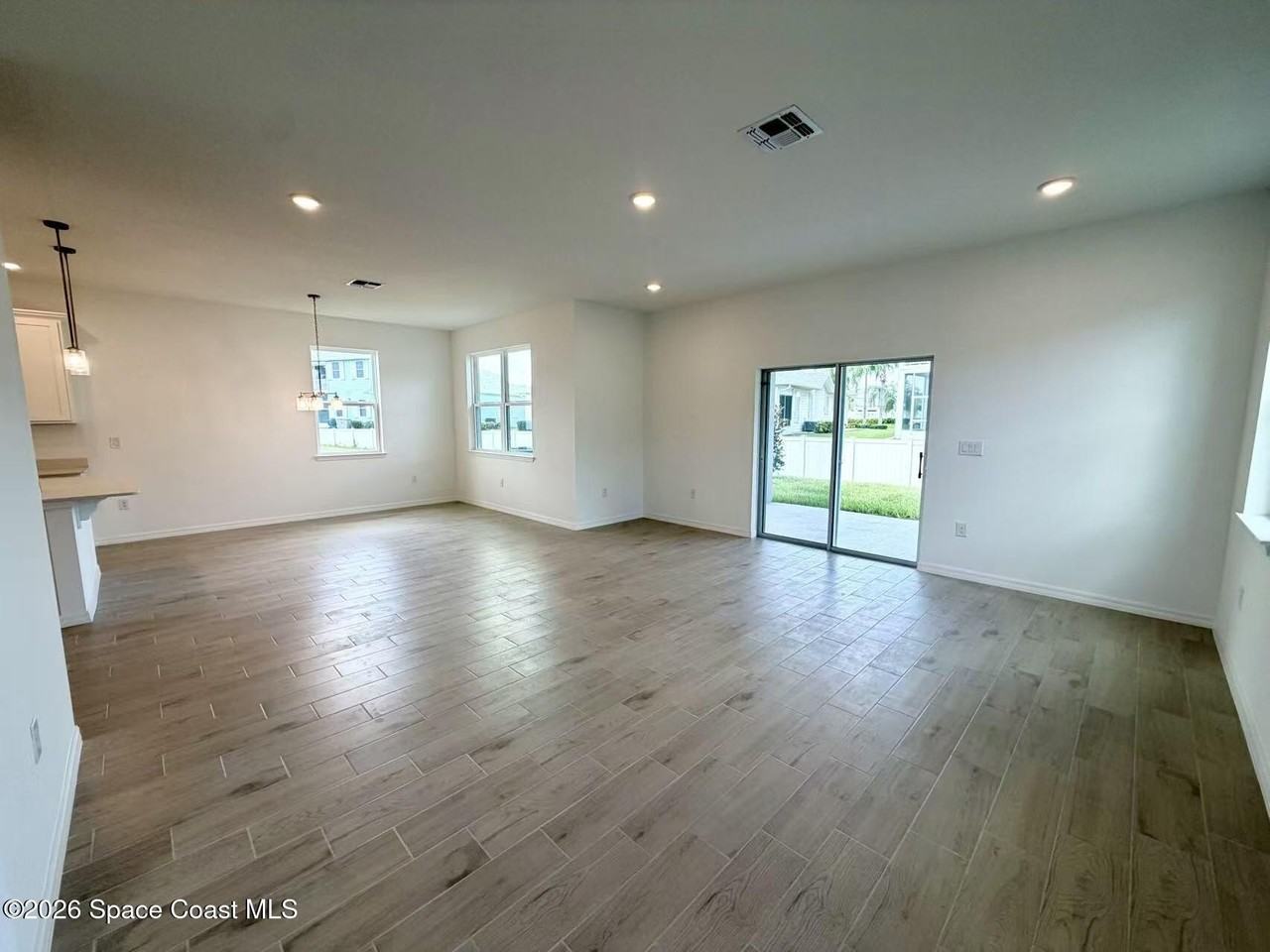 856 Castleford Ave Ne - Photo 3 of 20
