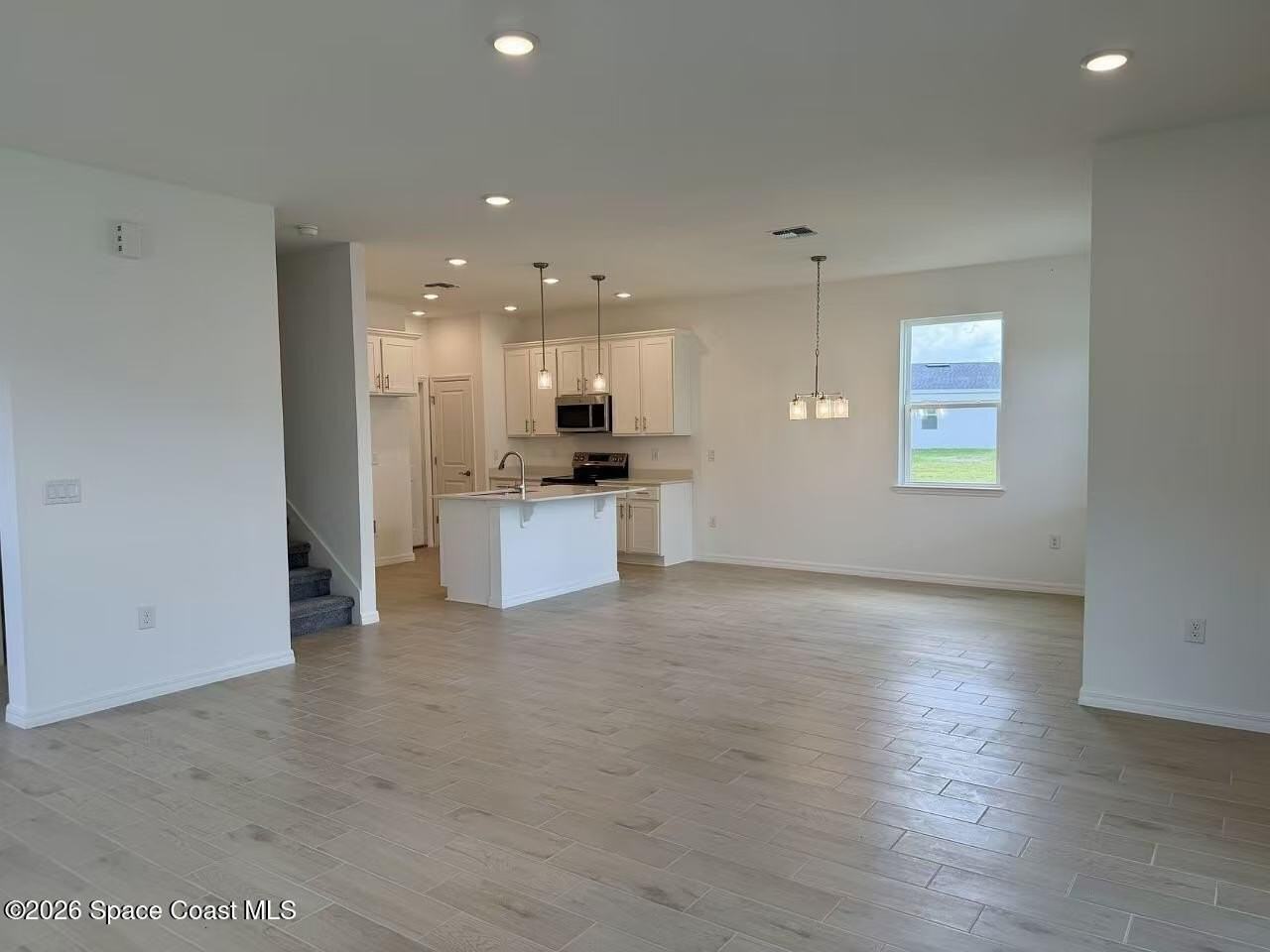 856 Castleford Ave Ne - Photo 4 of 20