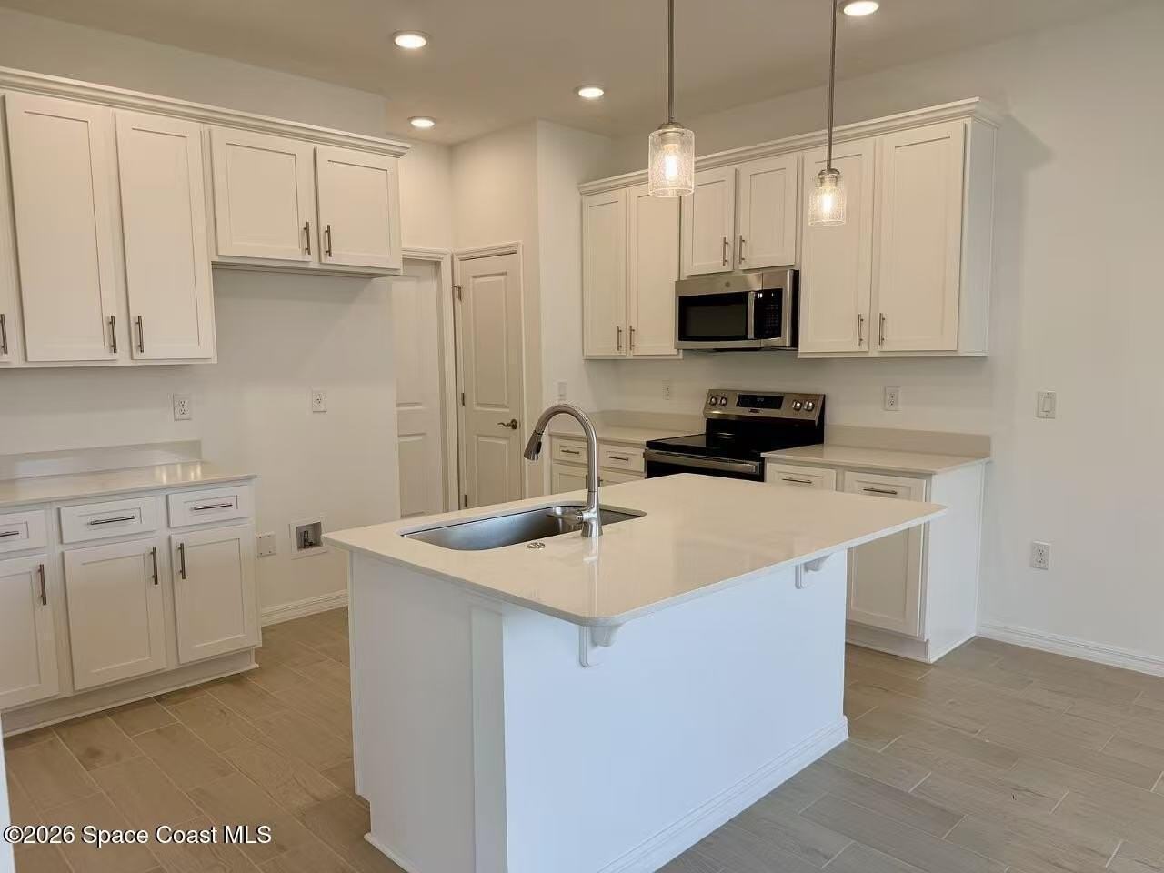 856 Castleford Ave Ne - Photo 5 of 20