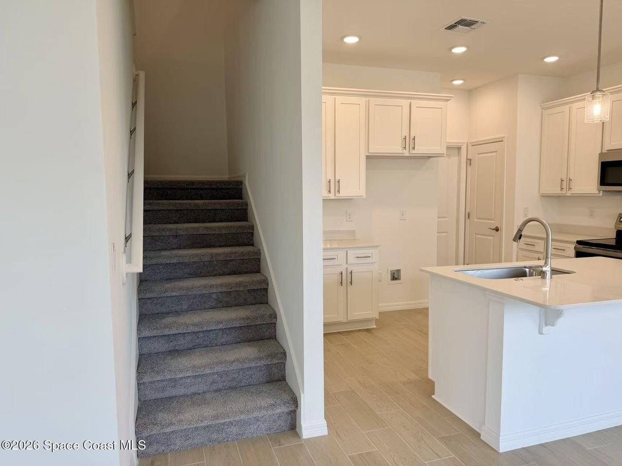 856 Castleford Ave Ne - Photo 6 of 20