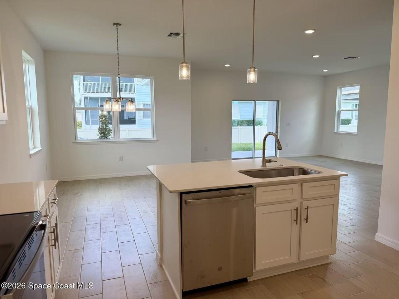 856 Castleford Ave Ne - Photo 7 of 20