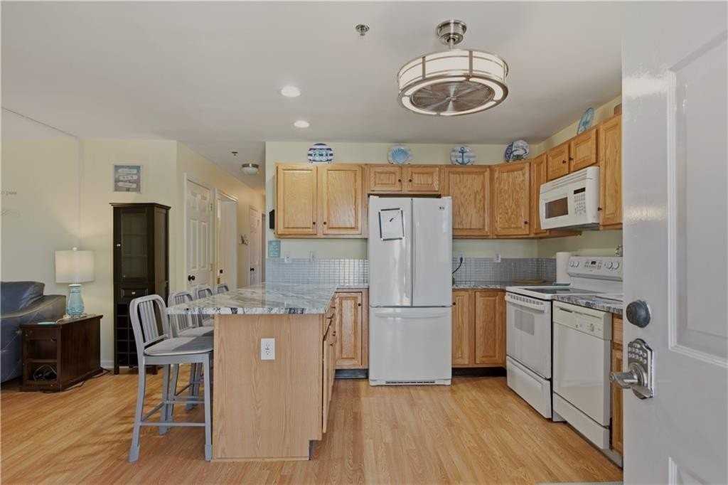 231 Maple Ave #201 - Photo 2 of 22