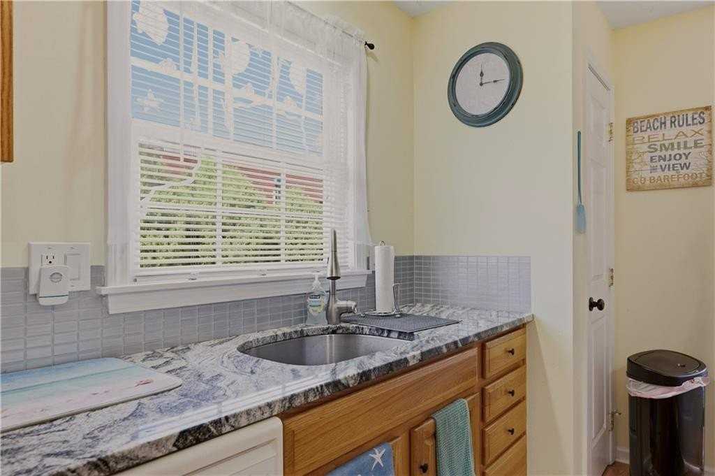 231 Maple Ave #201 - Photo 6 of 22